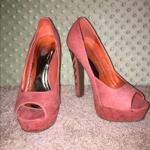 Rose color. Peep toe heal. Gold details on heal.